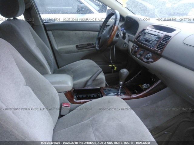 JTDBE32K140285162 - 2004 TOYOTA CAMRY LE/XLE Ақ фото 5