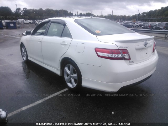4T1BF3EK2BU598960 - 2011 TOYOTA CAMRY SE/LE/XLE 白色 照片 3