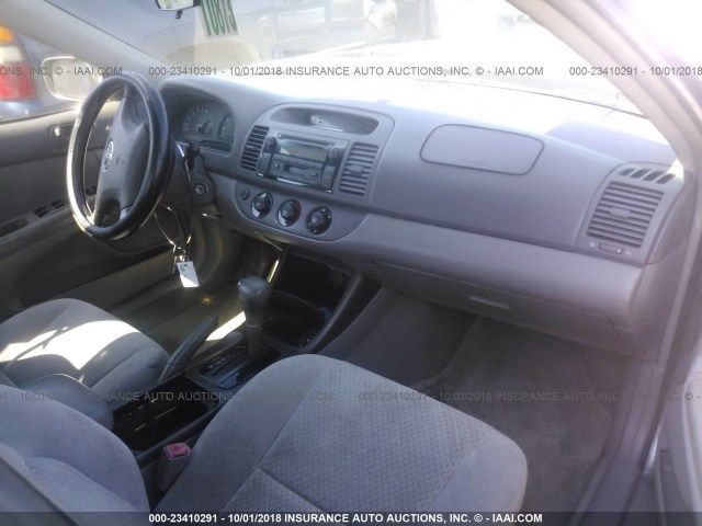4T1BE32K54U904611 - 2004 TOYOTA CAMRY LE/XLE/SE 灰色 照片 5