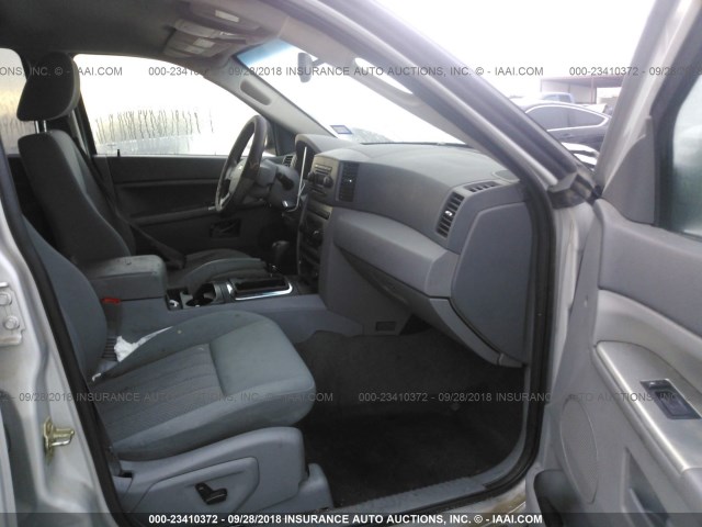 1J4GS48K55C524881 - 2005 JEEP GRAND CHEROKEE LAREDO/COLUMBIA/FREEDOM 银色 照片 5