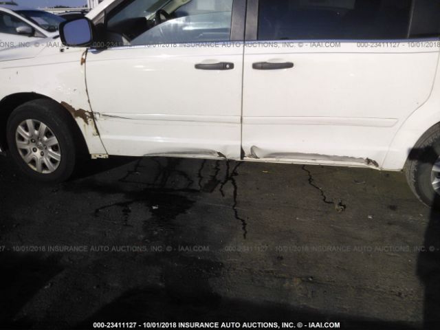 2V8HW44179R603353 - 2009 VOLKSWAGEN ROUTAN S WHITE photo 6