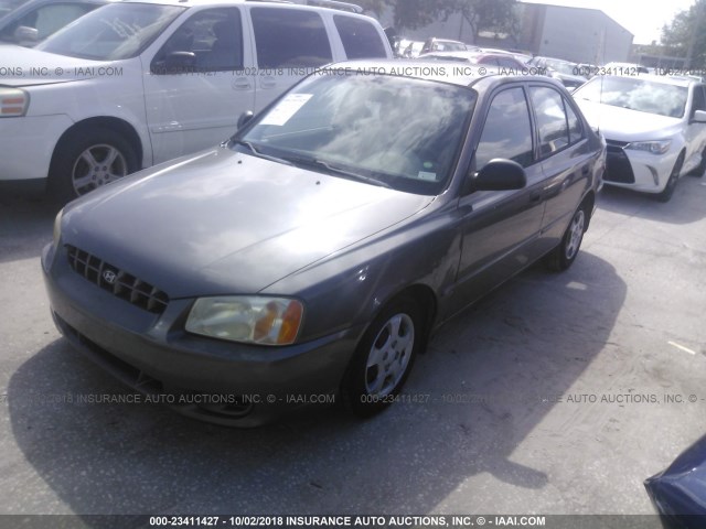 KMHCG45CX2U402635 - 2002 HYUNDAI ACCENT GRAY photo 2