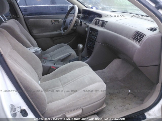 4T1BG22K7XU921869 - 1999 TOYOTA CAMRY CE/LE/XLE 白色 照片 5