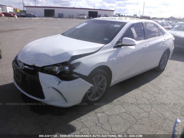 4T1BF1FK1GU237634 - 2016 TOYOTA CAMRY LE/XLE/SE/XSE WHITE photo 2