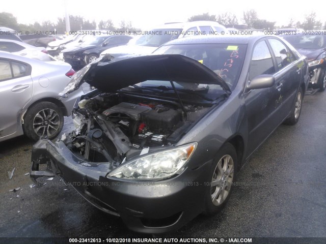 4T1BF30K25U595259 - 2005 TOYOTA CAMRY LE/XLE/SE GRAY photo 2