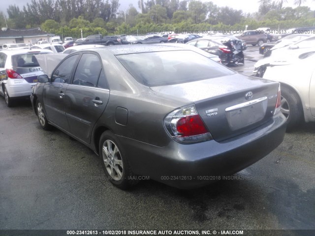 4T1BF30K25U595259 - 2005 TOYOTA CAMRY LE/XLE/SE GRAY photo 3