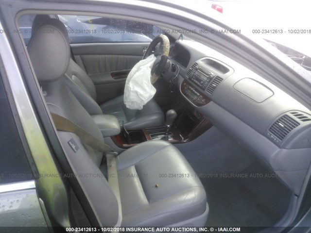 4T1BF30K25U595259 - 2005 TOYOTA CAMRY LE/XLE/SE GRAY photo 5