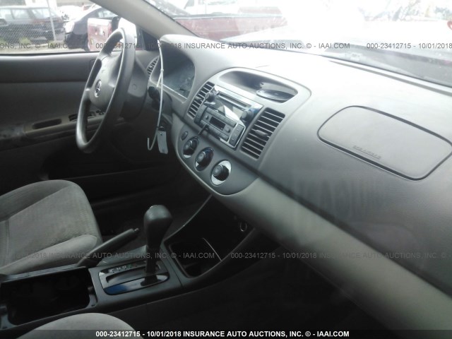 4T1BE32K04U329317 - 2004 TOYOTA CAMRY LE/XLE/SE BLACK photo 5