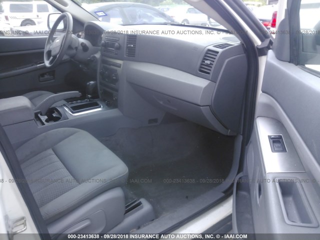 1J4GR48K95C711424 - 2005 JEEP GRAND CHEROKEE LAREDO/COLUMBIA/FREEDOM 白色 照片 5