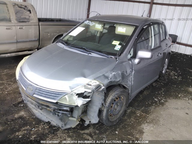 3N1BC13E77L371766 - 2007 NISSAN VERSA S/SL GRAY photo 2