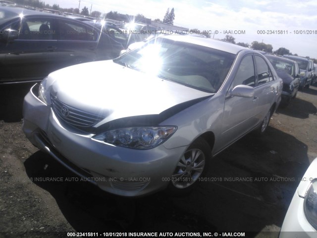 4T1BF30K65U083276 - 2005 TOYOTA CAMRY LE/XLE/SE SILVER photo 2