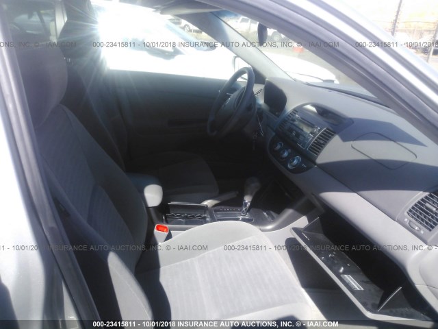 4T1BF30K65U083276 - 2005 TOYOTA CAMRY LE/XLE/SE SILVER photo 5