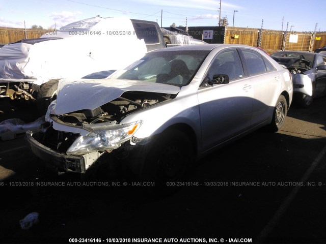 4T4BF3EK8BR205016 - 2011 TOYOTA CAMRY SE/LE/XLE SILVER photo 2