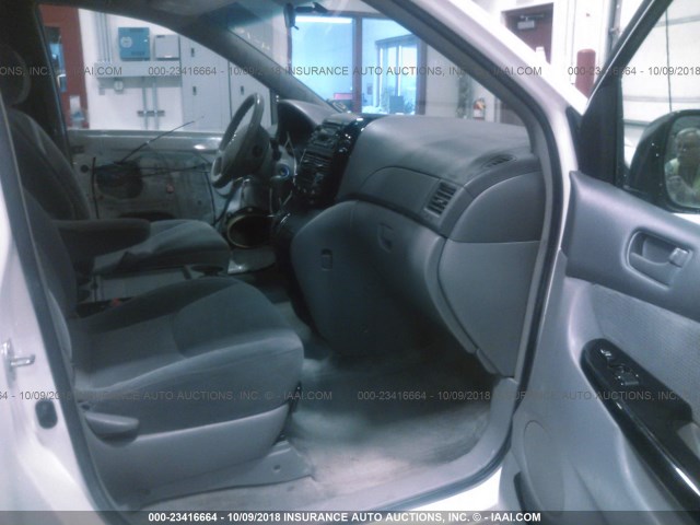 5TDZA23CX5S265129 - 2005 TOYOTA SIENNA CE/LE WHITE photo 5