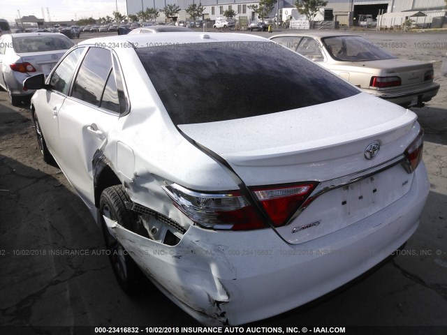 4T1BF1FK7GU116221 - 2016 TOYOTA CAMRY LE/XLE/SE/XSE WHITE photo 3