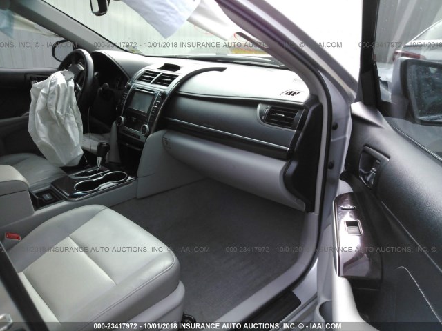 4T1BF1FK1EU745938 - 2014 TOYOTA CAMRY L/SE/LE/XLE Gümüş foto 5