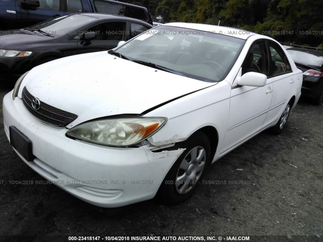 4T1BE32K42U063314 - 2002 TOYOTA CAMRY LE/XLE/SE WHITE photo 2