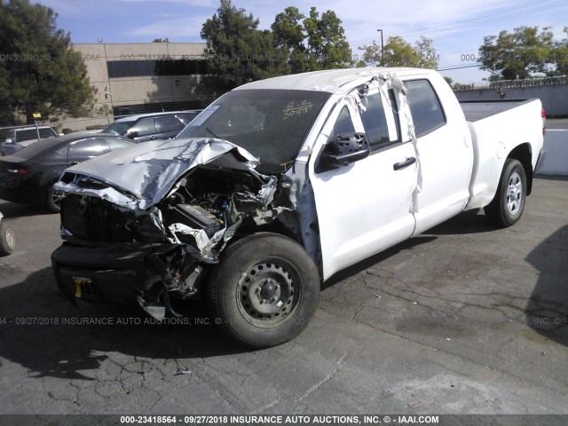 5TFUM5F18JX074603 - 2018 TOYOTA TUNDRA DOUBLE CAB SR/SR5 WHITE photo 2
