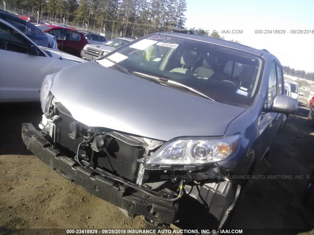 5TDYZ3DC3JS936093 - 2018 TOYOTA SIENNA XLE/XLE PREMIUM/LIMITED/L SILVER photo 2