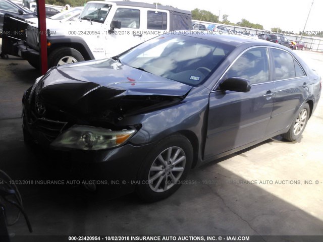 4T1BK3EK9BU614406 - 2011 TOYOTA CAMRY SE/LE/XLE ნაცრისფერი ფოტო 2