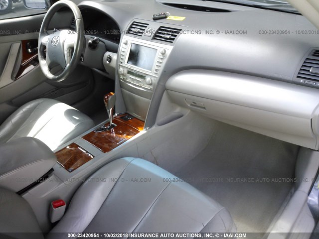 4T1BK3EK9BU614406 - 2011 TOYOTA CAMRY SE/LE/XLE ნაცრისფერი ფოტო 5