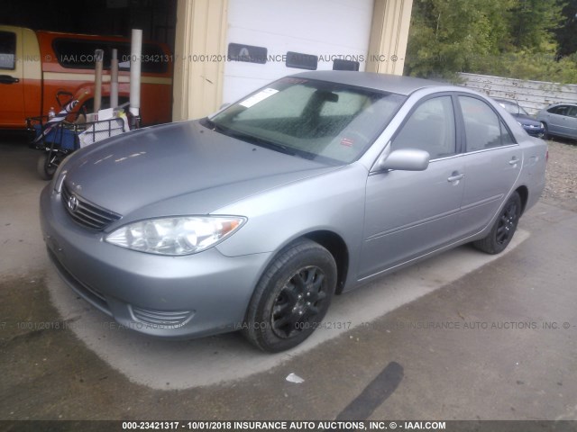 4T1BE30K35U523280 - 2005 TOYOTA CAMRY LE/XLE/SE 灰色 照片 2