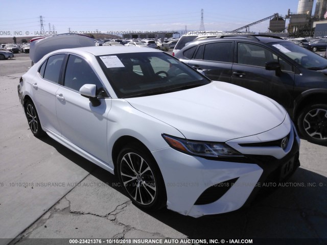 4T1B11HKXJU578985 - 2018 TOYOTA CAMRY L/LE/XLE/SE/XSE WHITE photo 1