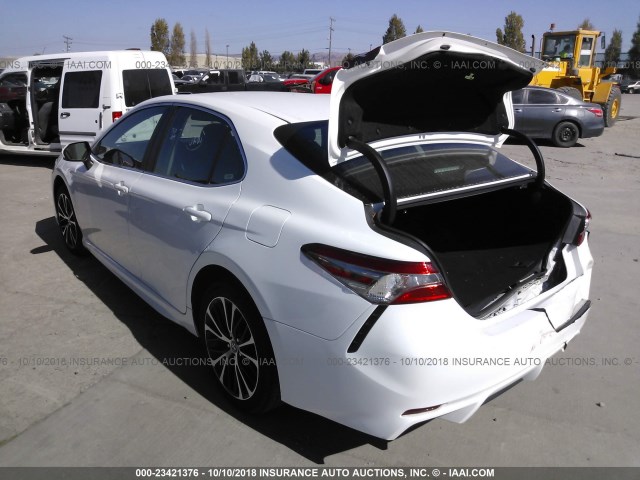 4T1B11HKXJU578985 - 2018 TOYOTA CAMRY L/LE/XLE/SE/XSE WHITE photo 3