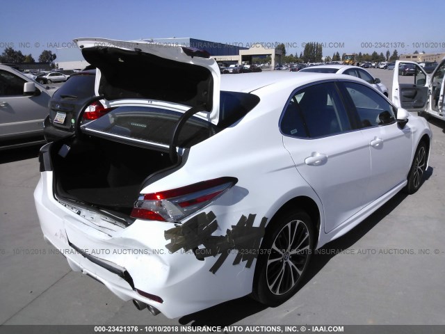 4T1B11HKXJU578985 - 2018 TOYOTA CAMRY L/LE/XLE/SE/XSE WHITE photo 4