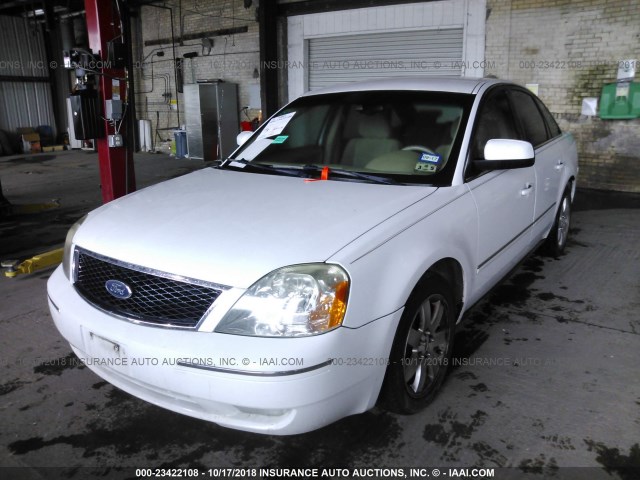1FAFP24105G117571 - 2005 FORD FIVE HUNDRED SEL WHITE photo 2