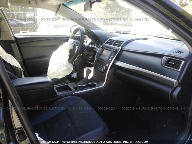 4T1BF1FK9HU452602 - 2017 TOYOTA CAMRY LE/XLE/SE/XSE 黑色 照片 5
