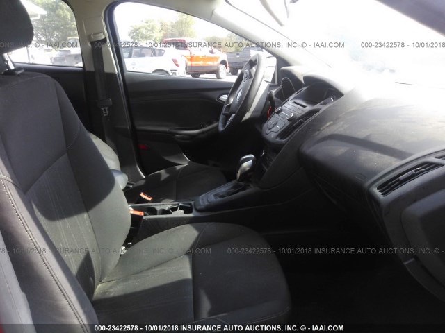 1FADP3F27GL377950 - 2016 FORD FOCUS SE 红色 照片 5