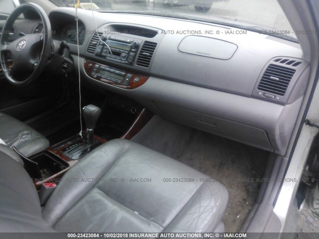 JTDBF30K720001790 - 2002 TOYOTA CAMRY LE/XLE/SE Күміс фото 5