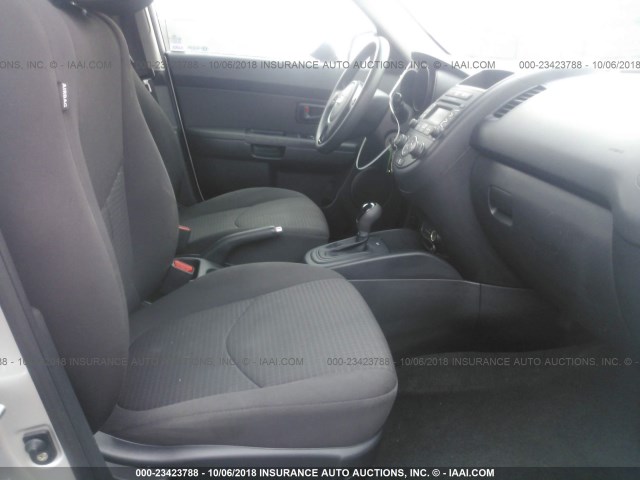 KNDJT2A59C7407263 - 2012 KIA SOUL 银色 照片 5