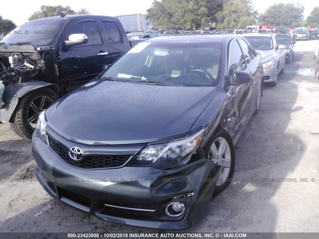 4T1BF1FK6DU210439 - 2013 TOYOTA CAMRY L/SE/LE/XLE ნაცრისფერი ფოტო 2