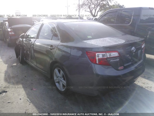 4T1BF1FK6DU210439 - 2013 TOYOTA CAMRY L/SE/LE/XLE ნაცრისფერი ფოტო 3