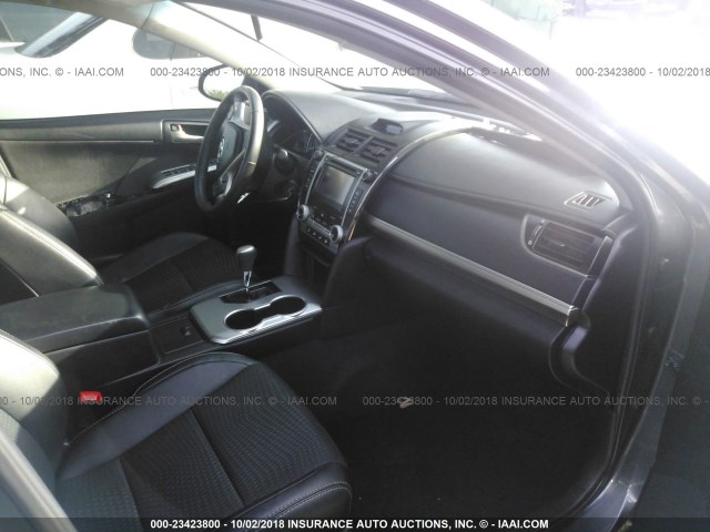 4T1BF1FK6DU210439 - 2013 TOYOTA CAMRY L/SE/LE/XLE ნაცრისფერი ფოტო 5