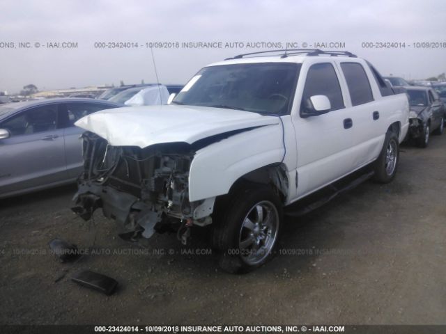 3GNEC12Z45G256599 - 2005 CHEVROLET AVALANCHE C1500 WHITE photo 2