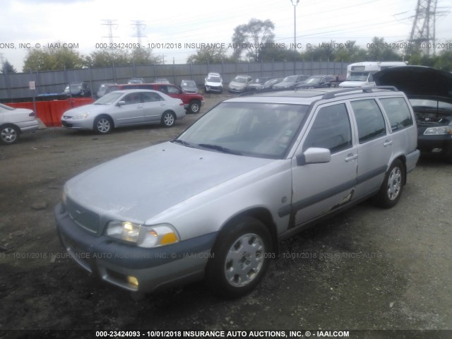 YV1LZ56D9Y2657867 - 2000 VOLVO V70 XC/SE SILVER photo 2