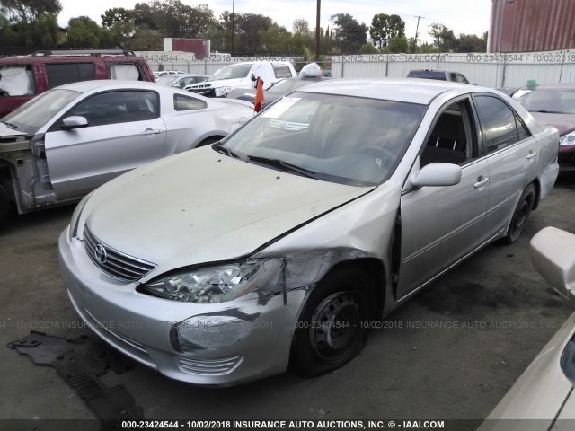 4T1BE32KX6U722552 - 2006 TOYOTA CAMRY LE/XLE/SE SILVER photo 2
