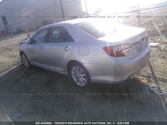 4T1BF1FK3CU024677 - 2012 TOYOTA CAMRY SE/LE/XLE SILVER photo 3