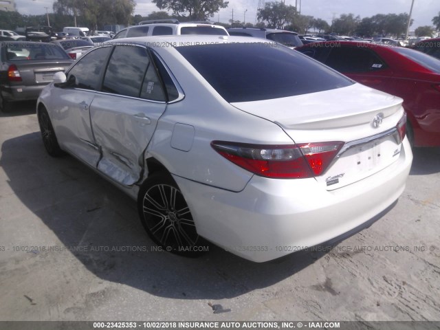 4T1BF1FK7GU505201 - 2016 TOYOTA CAMRY LE/XLE/SE/XSE WHITE photo 3