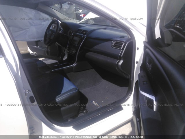 4T1BF1FK7GU505201 - 2016 TOYOTA CAMRY LE/XLE/SE/XSE WHITE photo 5