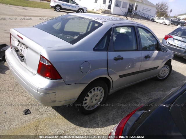 1FAFP34NX7W256589 - 2007 FORD FOCUS ZX4/S/SE/SES 银色 照片 4