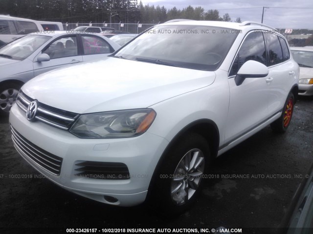 WVGEF9BP2DD005035 - 2013 VOLKSWAGEN TOUAREG V6 WHITE photo 2