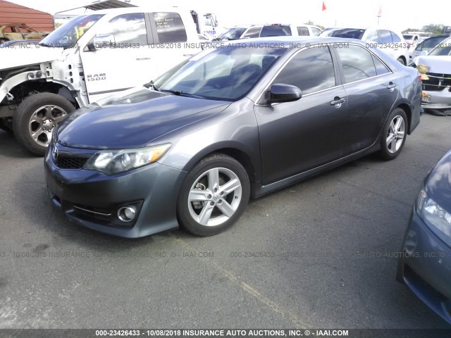 4T1BF1FK8DU277415 - 2013 TOYOTA CAMRY L/SE/LE/XLE ნაცრისფერი ფოტო 2