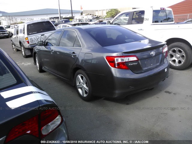4T1BF1FK8DU277415 - 2013 TOYOTA CAMRY L/SE/LE/XLE ნაცრისფერი ფოტო 3