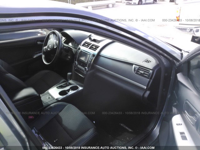 4T1BF1FK8DU277415 - 2013 TOYOTA CAMRY L/SE/LE/XLE ნაცრისფერი ფოტო 5