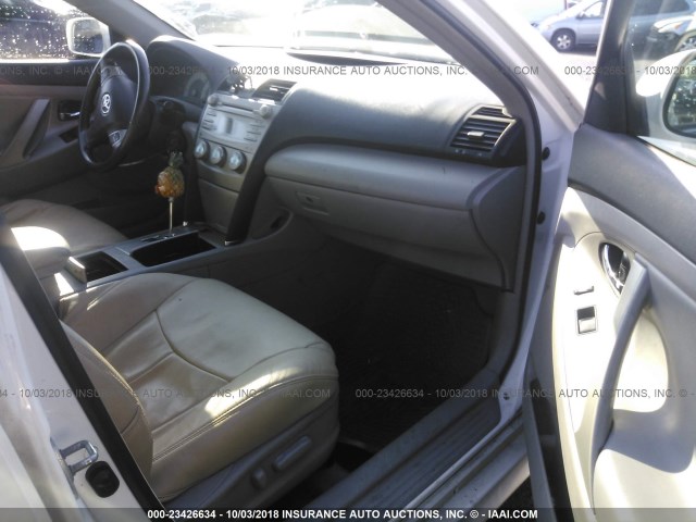 4T1BK46K58U562477 - 2008 TOYOTA CAMRY LE/XLE/SE WHITE photo 5