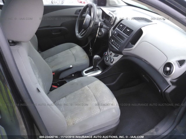 1G1JA5SG8F4214124 - 2015 CHEVROLET SONIC LS 黑色 照片 5